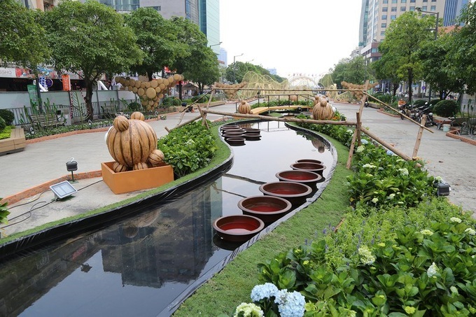 Những tiểu cảnh đồng lúa, miền quê năm nay cũng có nhiều thay đổi. Cánh đồng lúa năm nay được bài trí uốn lượn như dải lụa với độ cao đến 2 m trên diện tích hơn 600 m².

