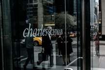 Được chuyển nhầm 1,2 triệu USD, người phụ nữ lập tức rút ra mua nhà, mua xe