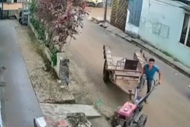 Lái công nông tự chế gây tai nạn rồi nhanh chóng bỏ chạy khỏi hiện trường