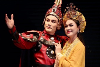 NSND Thuý Mùi tái hiện hình ảnh Thái hậu Dương Vân Nga qua vở chèo lịch sử