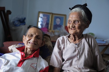 Đôi vợ chồng U90 viết đơn xin thoát nghèo