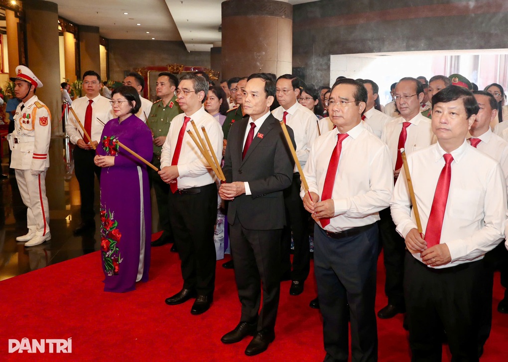 Lãnh đạo TPHCM đi tàu metro, viếng Vua Hùng trước thềm Đại hội - 4