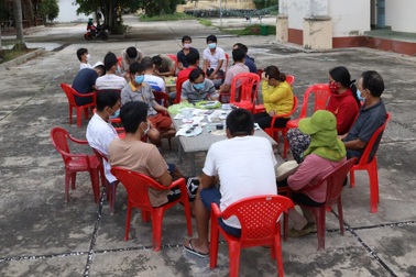 Bốn người được "trả lương" cảnh giới cho 22 người lắc tài xỉu