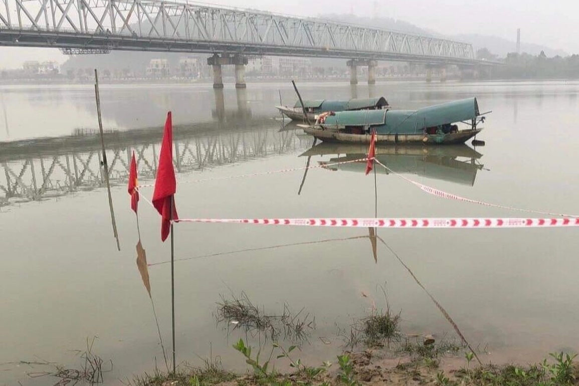 Quả bom lớn mắc lưới khi người dân đánh bắt cá trên sông Lam  - 2