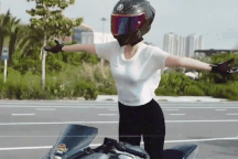 Ngọc Trinh "làm xiếc" trên mô tô: Thích thể hiện, coi thường pháp luật?