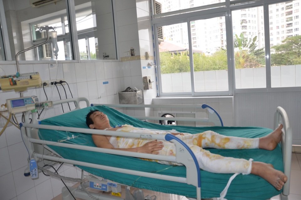 Hoàn cảnh éo le của người đàn ông dậy nấu mì tôm không may ngã vào bếp lửa - 1 Hoàn cảnh éo le của người đàn ông dậy nấu mì tôm không may ngã vào bếp lửa - 1