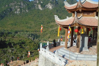 Chiêm ngưỡng chùa Phật tích Trúc lâm Bản Giốc bên dòng thác nổi tiếng