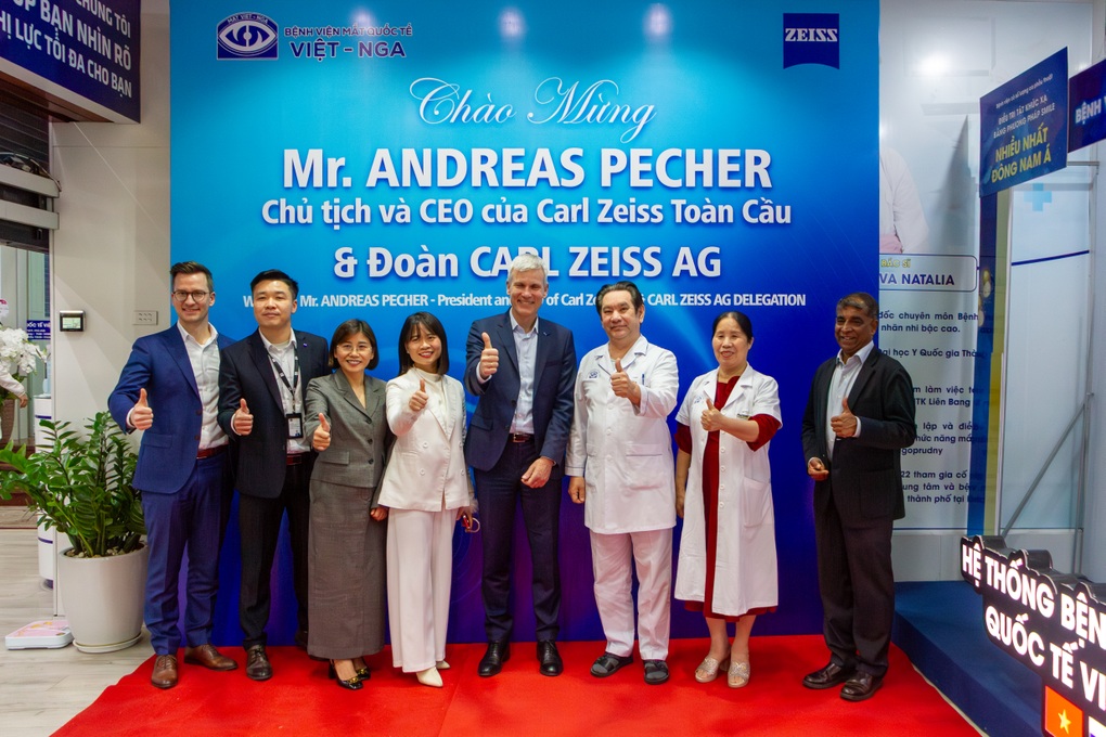 Chủ tịch, CEO toàn cầu tập đoàn Carl Zeiss thăm Bệnh viện Mắt Quốc tế Việt - Nga - 1 Chủ tịch, CEO toàn cầu tập đoàn Carl Zeiss thăm Bệnh viện Mắt Quốc tế Việt - Nga - 1