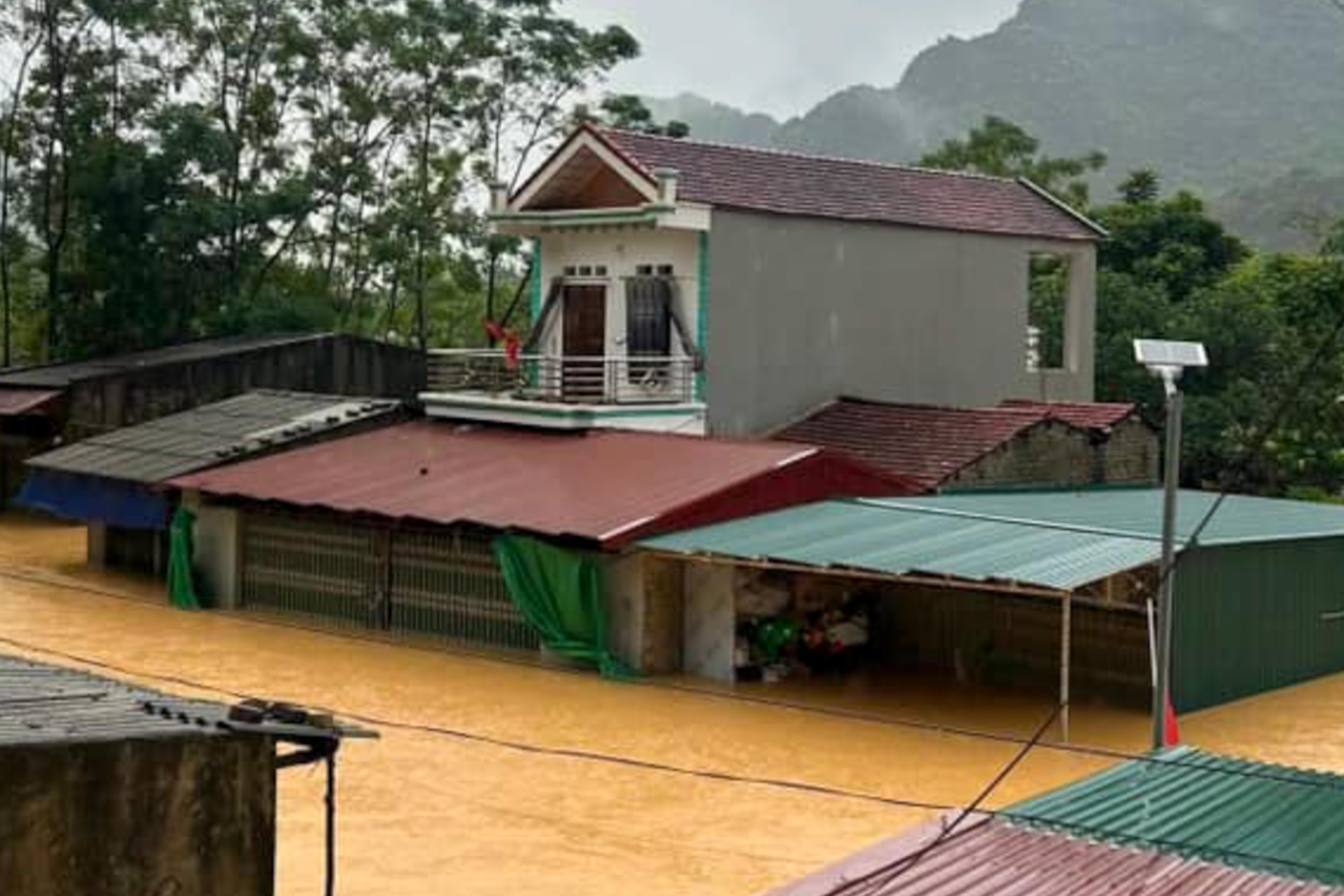 Mưa lũ cuồn cuộn đổ về, nhiều nơi ở Lạng Sơn chìm trong biển nước - 12