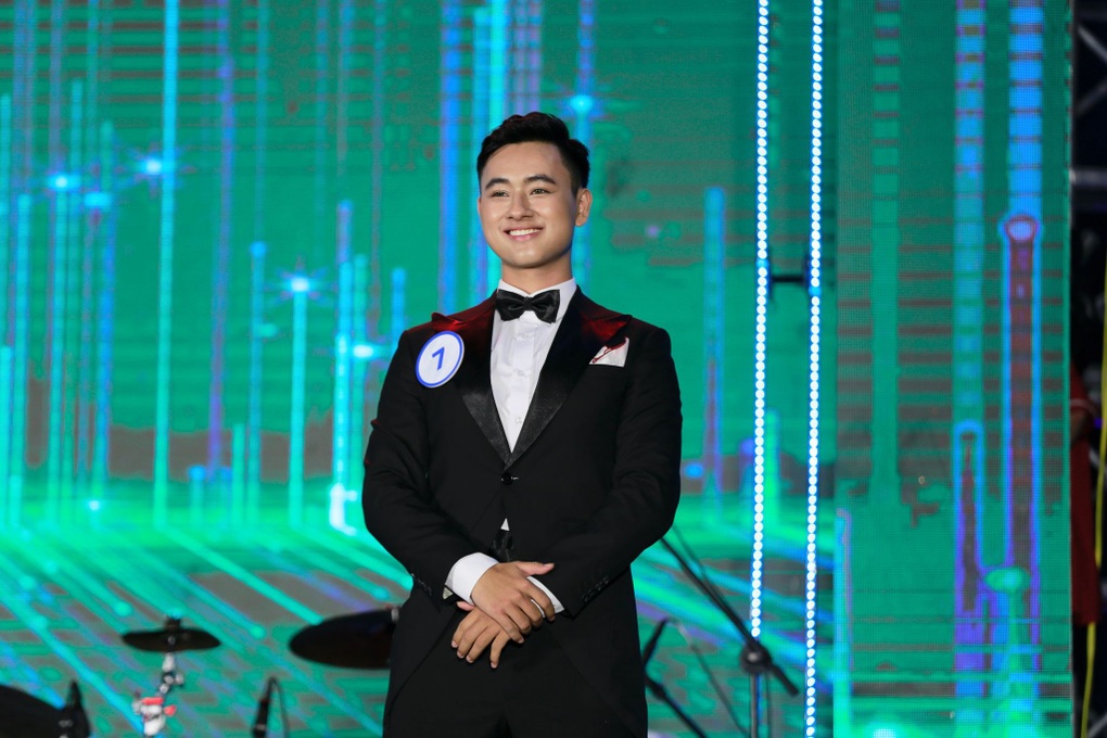 Từ mọt sách mặt mụn trở thành Nam vương Đại học Ngoại thương - 8 Từ mọt sách mặt mụn trở thành Nam vương Đại học Ngoại thương - 8