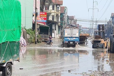 Đường trong Cụm công nghiệp Phong Khê ngập nước