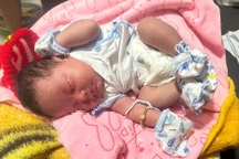 Đi nhận tiền lễ về, phát hiện bé trai sơ sinh bị bỏ rơi trước cửa nhà