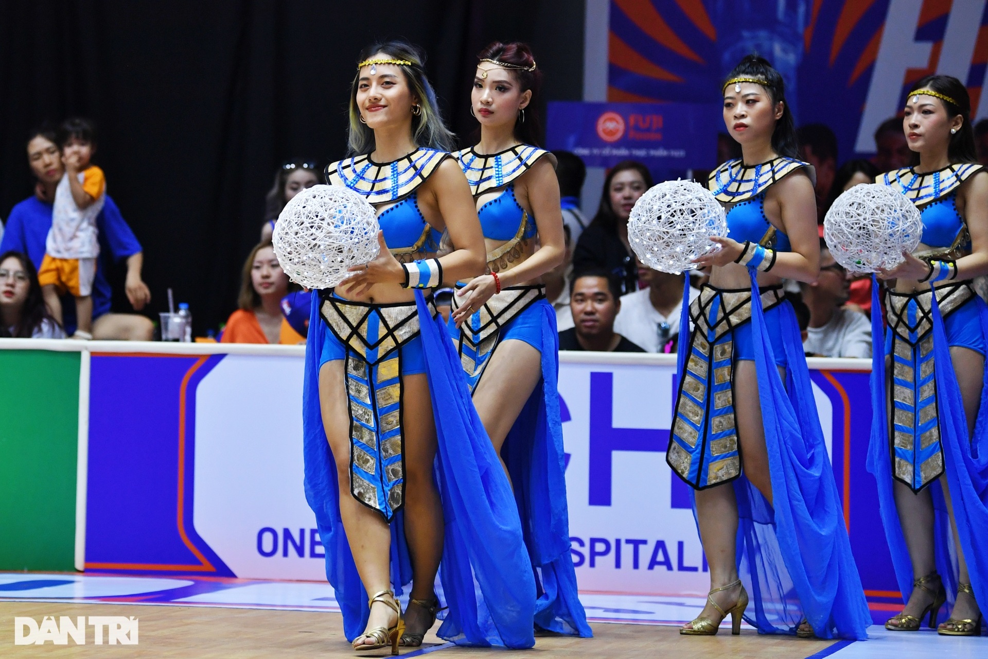 Dàn hoạt náo viên nóng bỏng bùng nổ trong trận đấu cuối VBA 2022 - 6 Dàn hoạt náo viên nóng bỏng bùng nổ trong trận đấu cuối VBA 2022 - 6