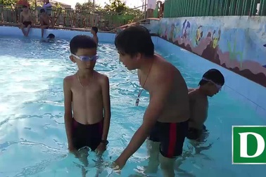 Đoàn viên dạy bơi miễn phí cho học sinh vùng cao