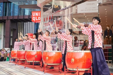 UNIQLO Vincom Bà Triệu tặng quà cho những khách hàng đầu tiên dịp khai trương