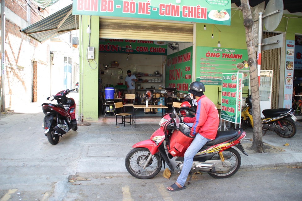 Phòng dịch Covid-19, hàng quán ở Đà Nẵng chỉ bán cho khách mang về - 1 Phòng dịch Covid-19, hàng quán ở Đà Nẵng chỉ bán cho khách mang về - 1