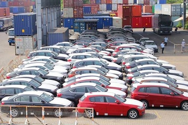 Vì sao hơn 800 xe BMW đắp chiếu hàng năm trời?