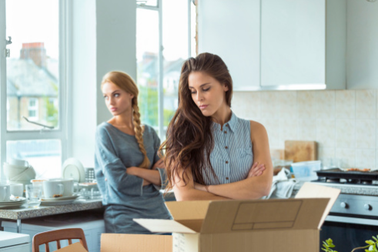 Ngưng đố kị, dèm pha nhau đi, đàn bà ơi!