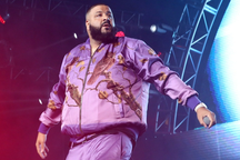 DJ nổi tiếng bị chỉ trích vì không chịu bước xuống đất do sợ... bẩn giày