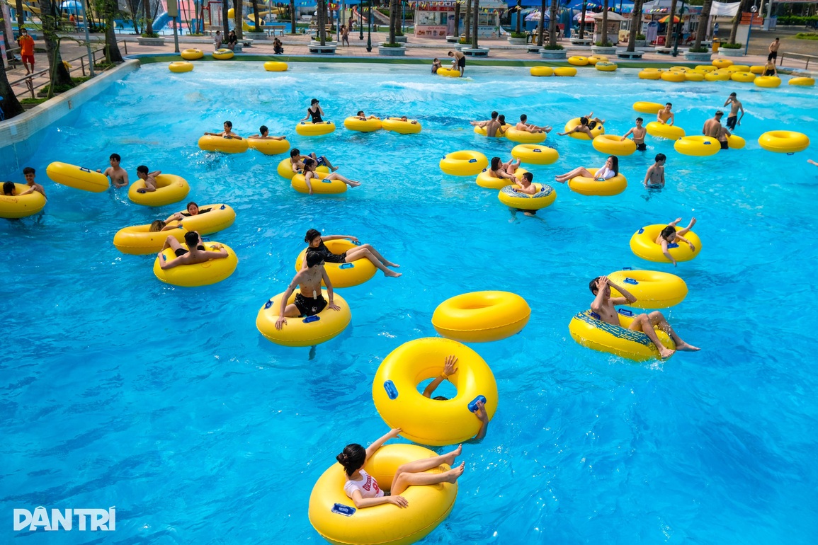 Người Hà Nội đổ xô tới công viên nước giải nhiệt cơn nóng bức đầu hè - 1 Người Hà Nội đổ xô tới công viên nước giải nhiệt cơn nóng bức đầu hè - 1