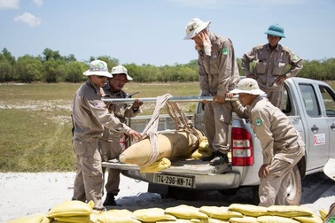 Chặn kịp thời 7 người đào 3 quả bom “khủng” để bán phế liệu
