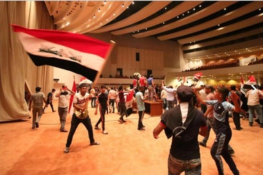 Người biểu tình Iraq xông vào Quốc hội, thủ đô Baghdad ban bố tình trạng khẩn cấp