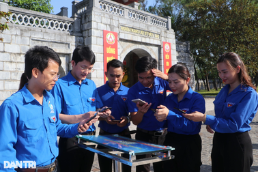 Quét mã QR để lấy thông tin liệt sĩ ở nghĩa trang quốc tế Việt - Lào