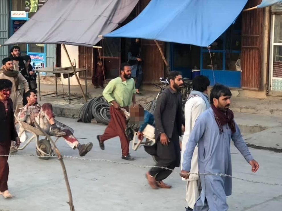 Hiện trường vụ nổ như ngày tận thế khiến 70 người chết tại sân bay Kabul - 2 Hiện trường vụ nổ như ngày tận thế khiến 70 người chết tại sân bay Kabul - 2
