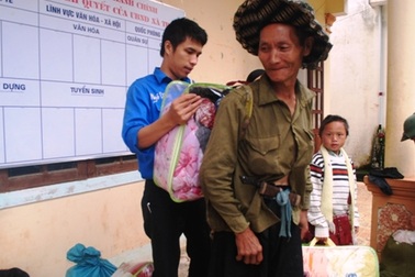 Sinh viên tình nguyện mang mùa đông ấm đến với đồng bào biên giới Việt - Lào