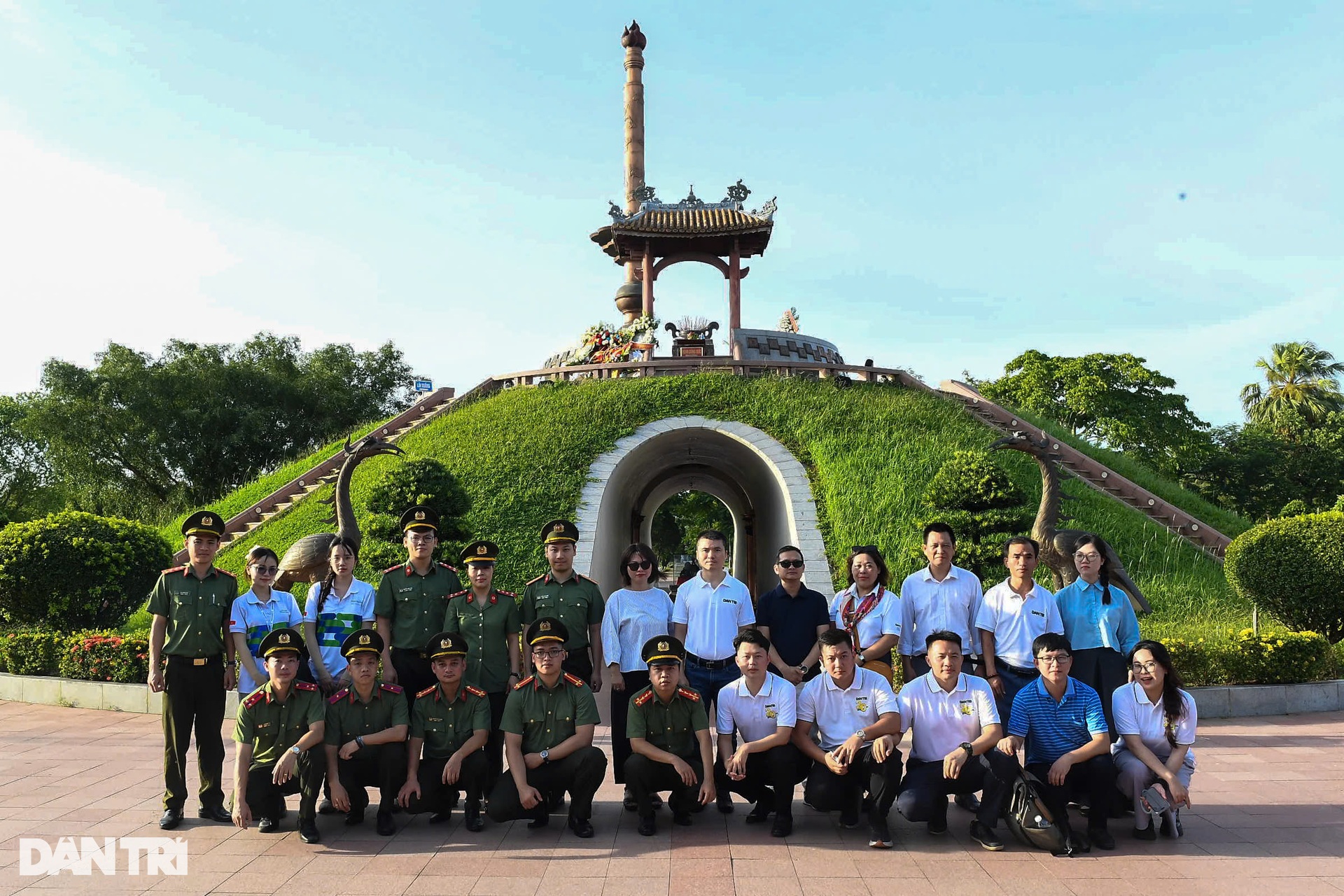 Những liệt sỹ tuổi 20 xương thành đá, máu thành hoa viết nên hòa bình - 16 Những liệt sỹ tuổi 20 xương thành đá, máu thành hoa viết nên hòa bình - 16