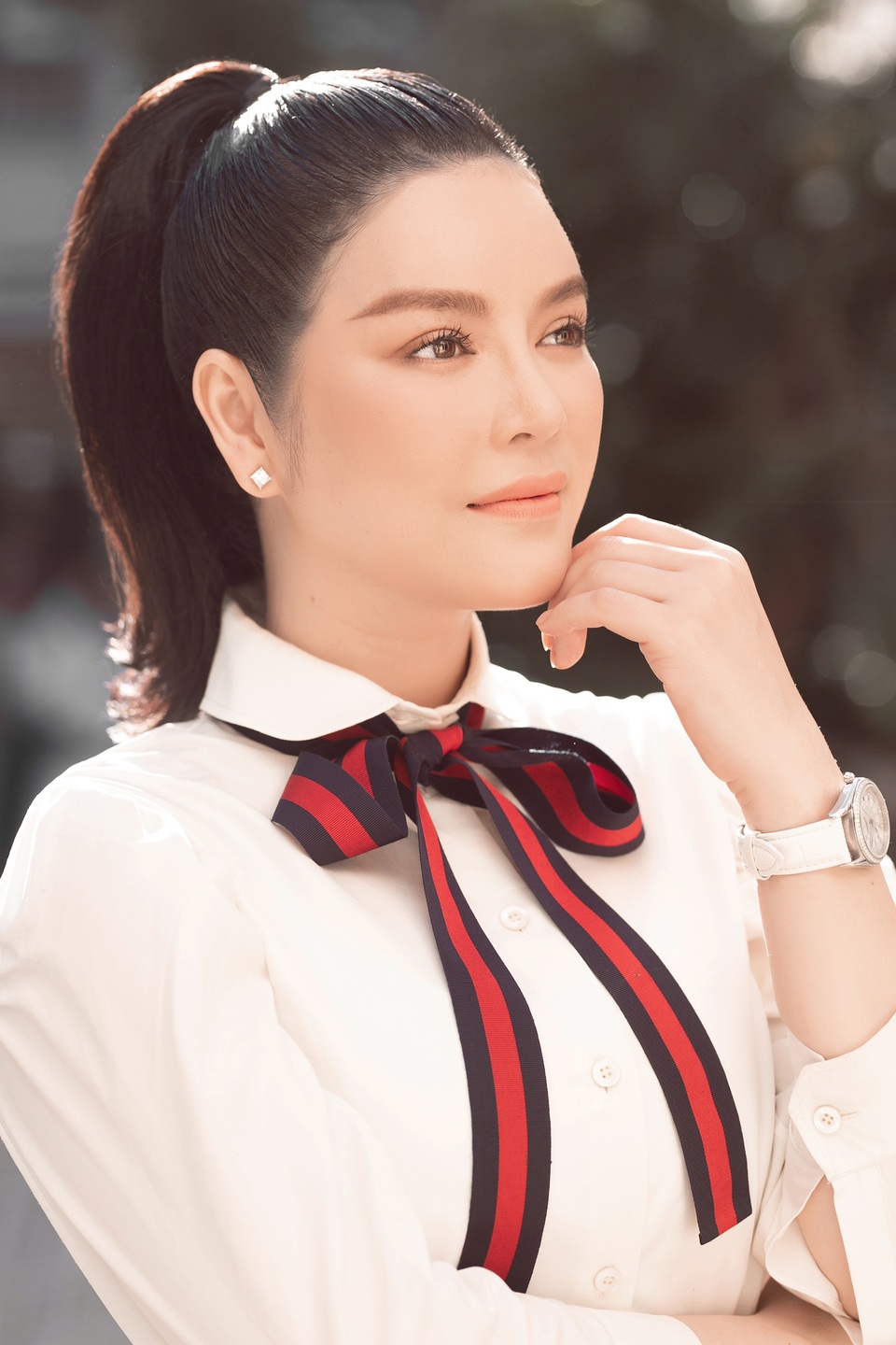 Lý Nhã Kỳ tự tay bó hoa tặng thầy cô - 4