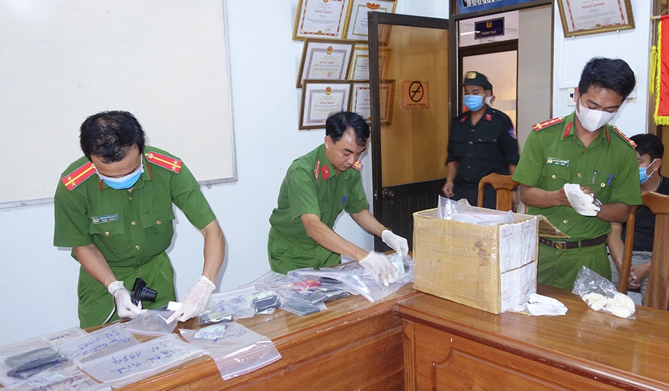 Triệt xóa sới bạc, bắt 31 đối tượng và thu giữ trên 300 triệu đồng - 4 Triệt xóa sới bạc, bắt 31 đối tượng và thu giữ trên 300 triệu đồng - 4