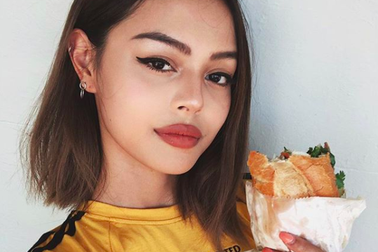 "Hot girl môi dày" Lily Maymac đến Sài Gòn, tấm tắc khen món ăn Việt