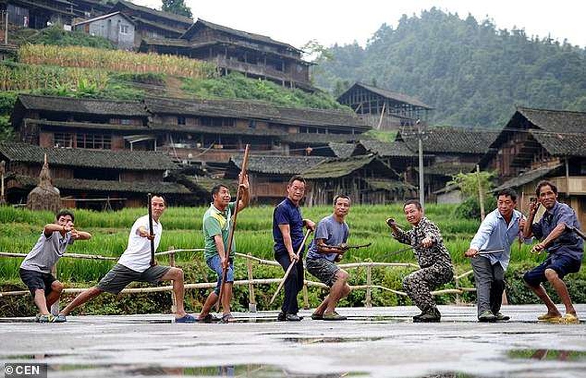 Đến nơi từ bà bán hoa quả cho tới người nuôi gà đều là bậc thầy võ thuật - 2 Đến nơi từ bà bán hoa quả cho tới người nuôi gà đều là bậc thầy võ thuật - 2