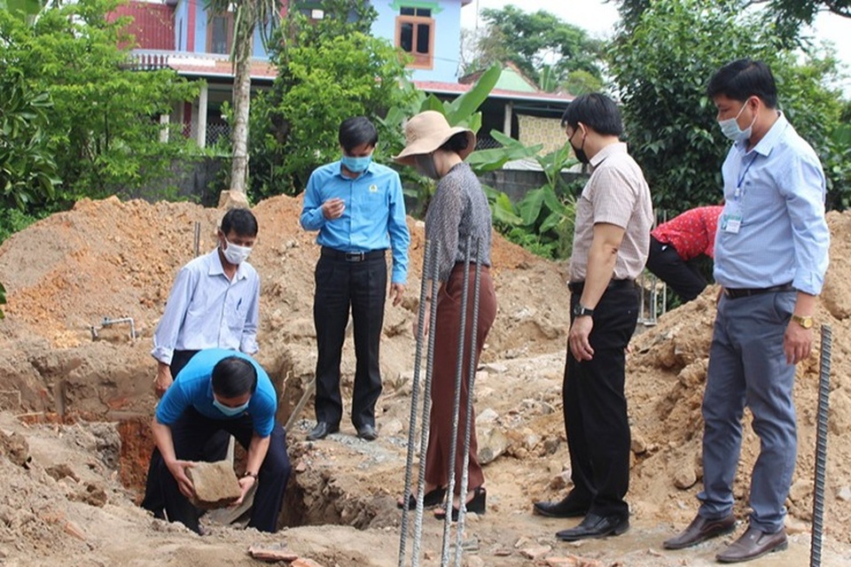 Hỗ trợ 6 gia đình chính sách, hộ nghèo xây dựng nhà tình nghĩa - 2 Hỗ trợ 6 gia đình chính sách, hộ nghèo xây dựng nhà tình nghĩa - 2