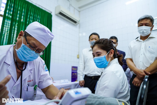 Giấc mơ đẹp của nữ bác sĩ được tiêm vắc xin ngừa Covid-19 đầu tiên - 4 Giấc mơ đẹp của nữ bác sĩ được tiêm vắc xin ngừa Covid-19 đầu tiên - 4