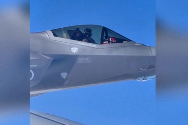 Xem tiêm kích F-35 Na Uy hộ tống đội tuyển trở về sau World Cup