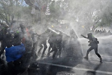 Người Thái Lan biểu tình sau chuỗi ngày chết chóc vì Covid-19