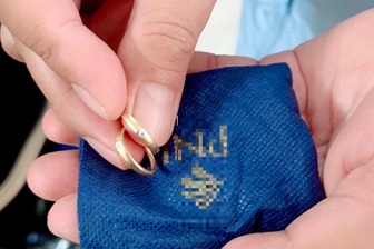 Túi vàng bị bỏ quên trong đồ ủng hộ đồng bào vùng lũ miền Trung