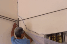 Người dân ven sông Hồng sống bất an trong nhà nứt toác, nguy cơ sụp đổ