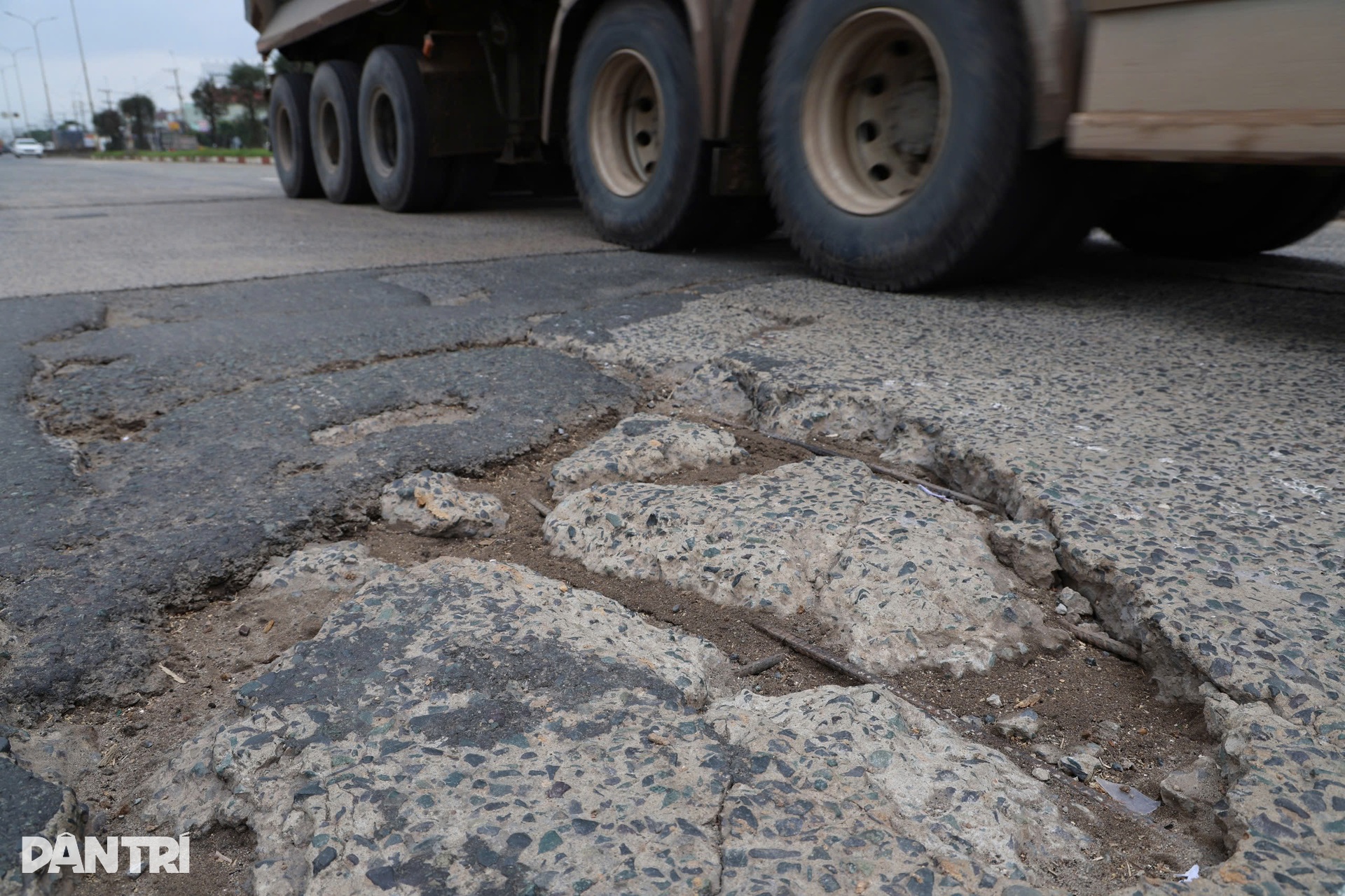 Đường kết nối sân bay Long Thành xuống cấp, dày đặc ổ gà, ổ voi - 8