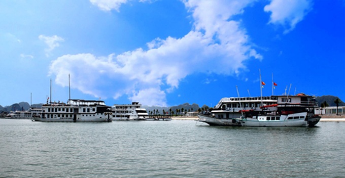 quang ninh dinh chi them 2 tau du lich vi de khach ngoi tren lan can hinh 1