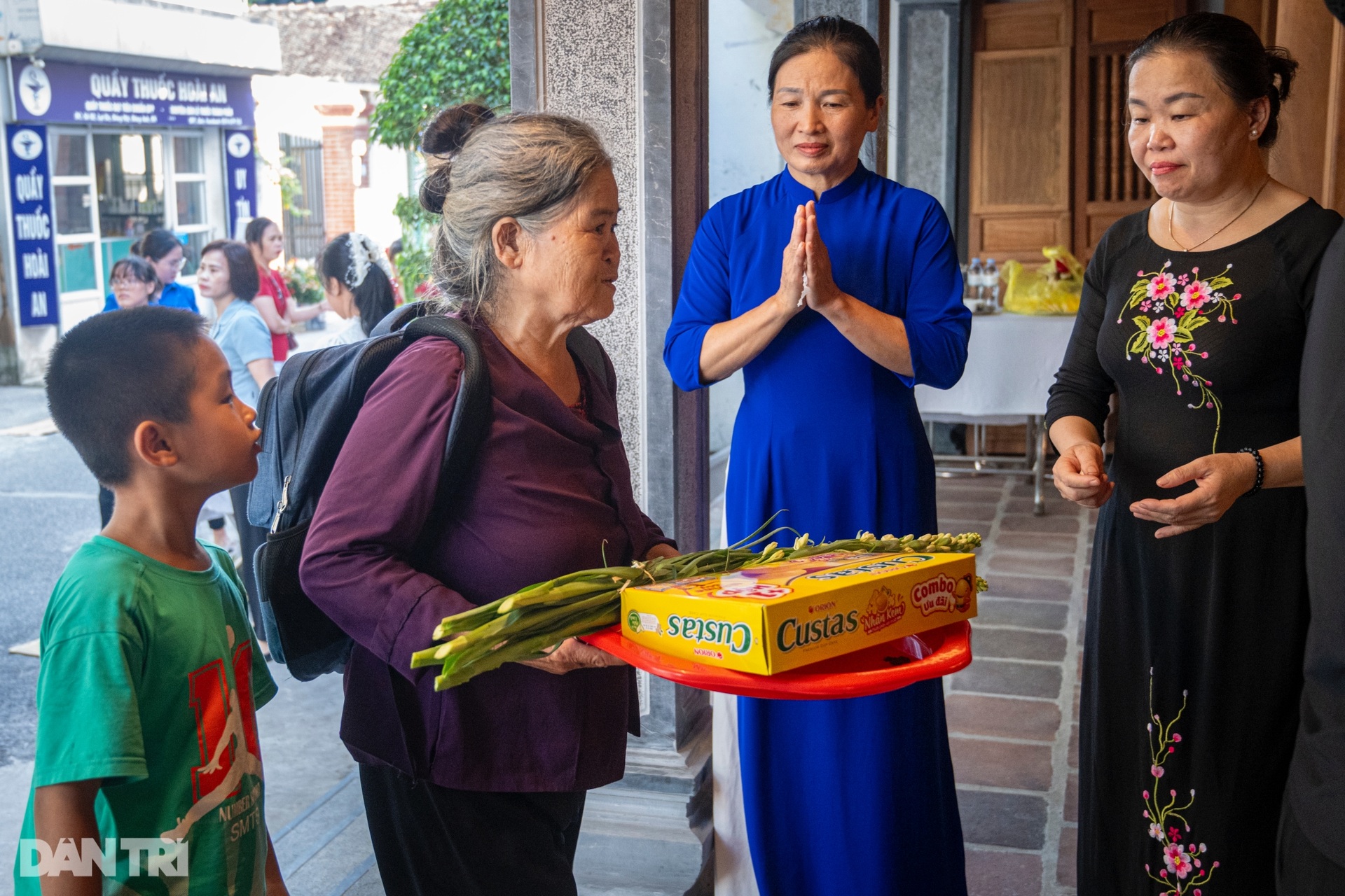 Đông đảo người dân tưởng nhớ 1 năm ngày mất cố Tổng Bí thư Nguyễn Phú Trọng - 4 Đông đảo người dân tưởng nhớ 1 năm ngày mất cố Tổng Bí thư Nguyễn Phú Trọng - 4