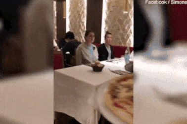 Clip thú vị ghi lại cảnh “ăn chơi” không sợ... ngập nước