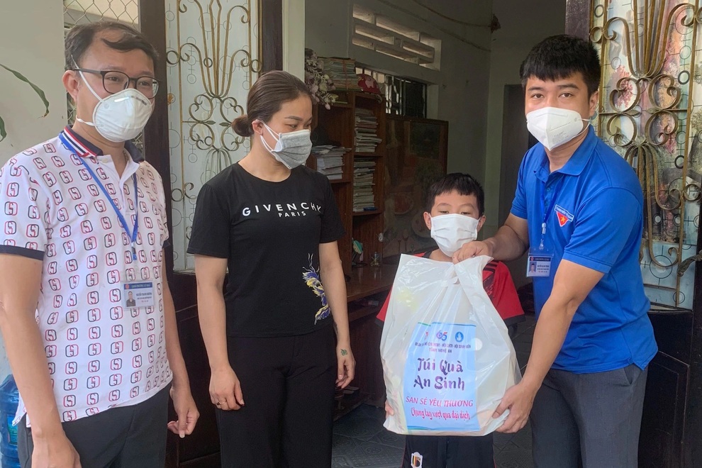 Trao 400 túi quà an sinh tới người dân, sinh viên ảnh hưởng dịch Covid-19 - 4 Trao 400 túi quà an sinh tới người dân, sinh viên ảnh hưởng dịch Covid-19 - 4