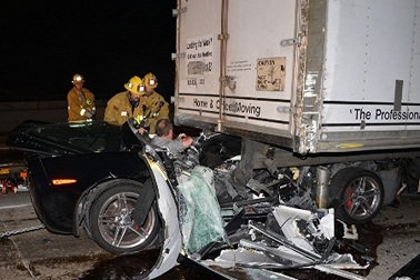 Rúc gầm xe tải, siêu xe Corvette nát thân