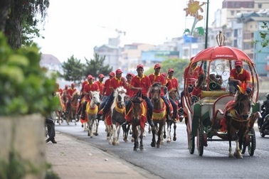 Màn diễu hành ngựa náo nhiệt của VietJet Air ngày khai trường đường bay Đà Lạt