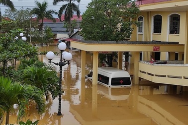 Nước lũ cô lập nhiều bệnh viện tại Quảng Bình