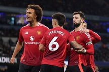 Man Utd ngược dòng hạ Man City theo kịch bản kỳ lạ