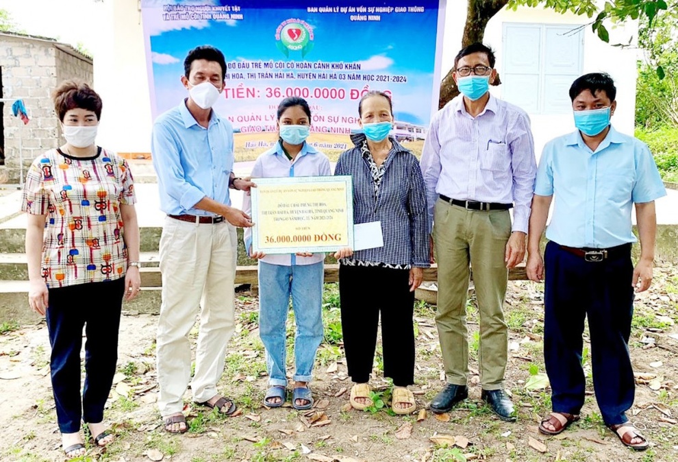 Hỗ trợ học sinh mồ côi vượt khó học giỏi 36 triệu đồng - 1 Hỗ trợ học sinh mồ côi vượt khó học giỏi 36 triệu đồng - 1